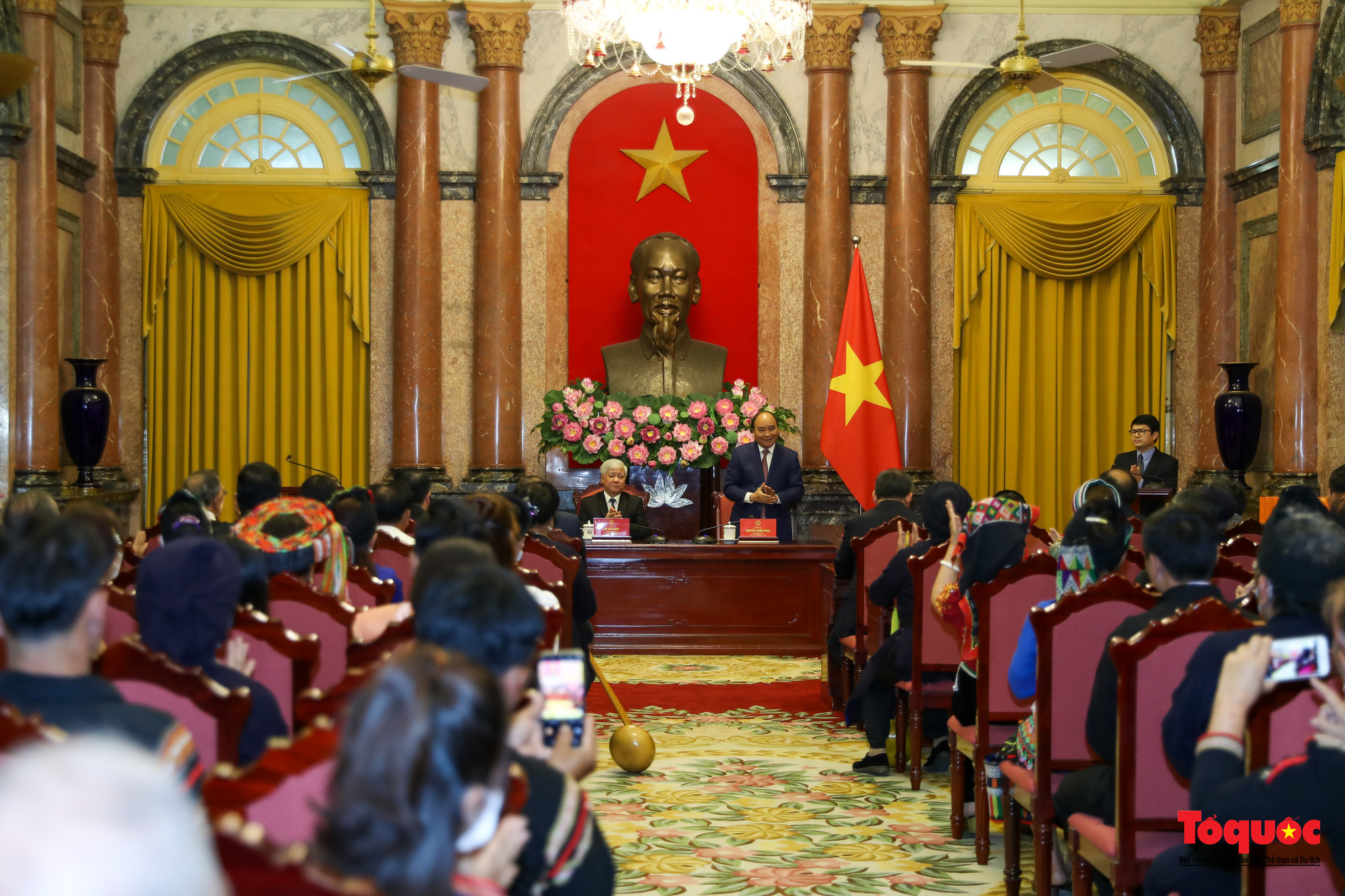 Chủ tịch nước Nguyễn Xuân Phúc gặp mặt già làng, trưởng bản, nghệ nhân người dân tộc thiểu số tiêu biểu - Ảnh 2.