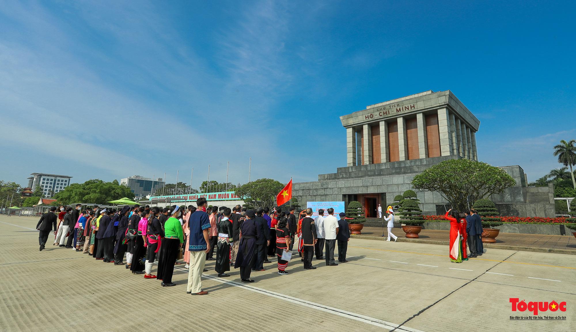 Đoàn già làng, trưởng bản, nghệ nhân tiêu biểu dâng hương báo công vào Lăng viếng Chủ tịch Hồ Chí Minh - Ảnh 1.