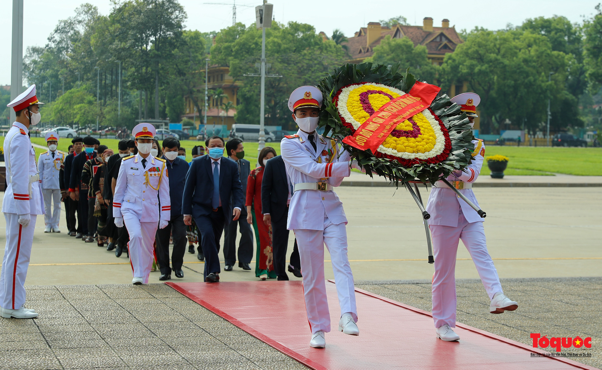 Đoàn già làng, trưởng bản, nghệ nhân tiêu biểu dâng hương báo công vào Lăng viếng Chủ tịch Hồ Chí Minh - Ảnh 9.
