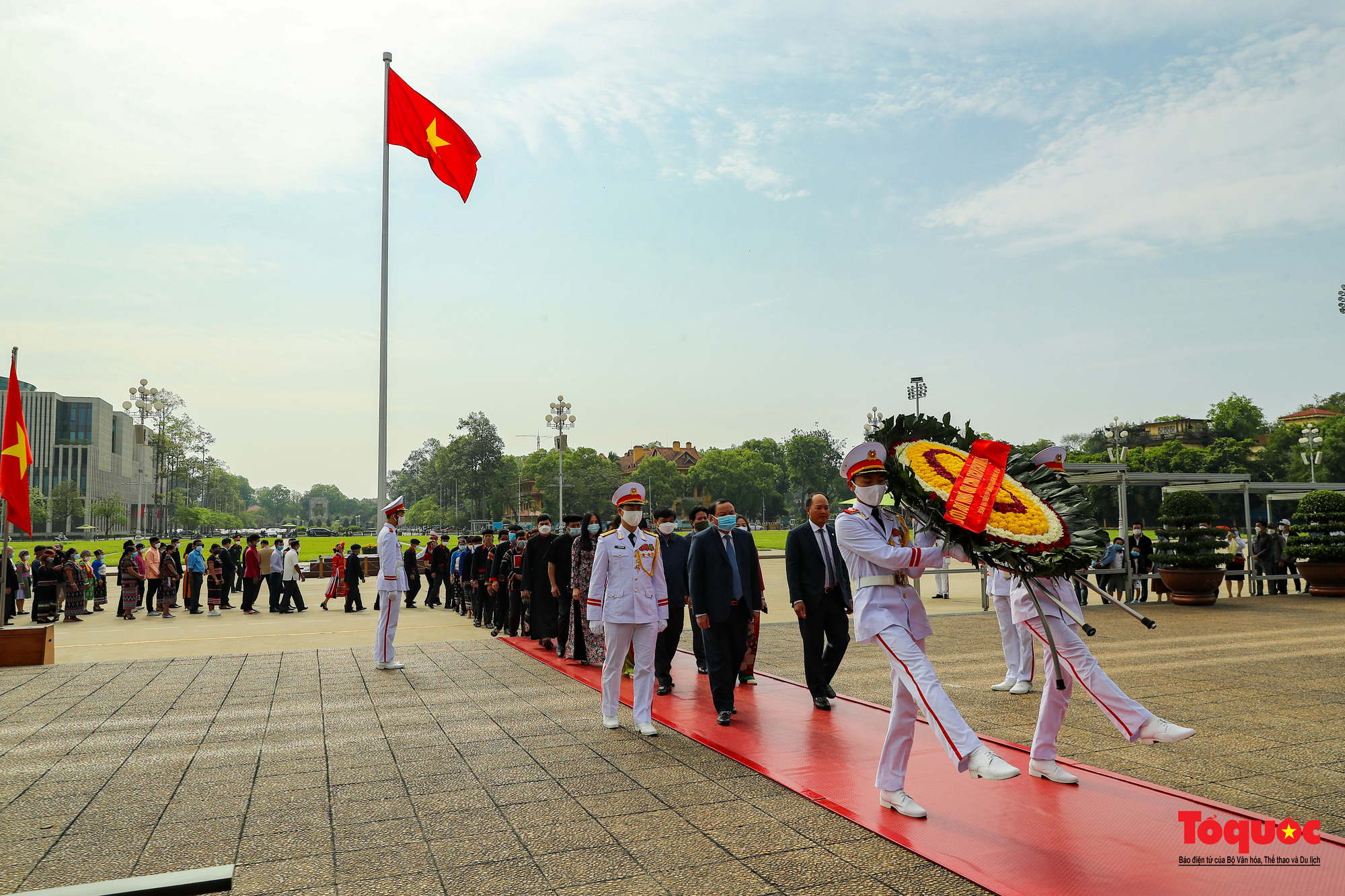 Đoàn già làng, trưởng bản, nghệ nhân tiêu biểu dâng hương báo công vào Lăng viếng Chủ tịch Hồ Chí Minh - Ảnh 8.
