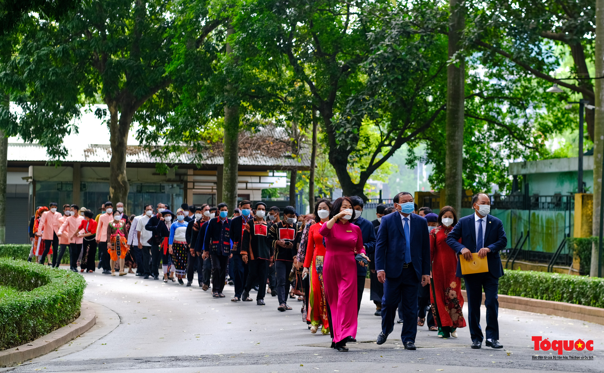 Đoàn già làng, trưởng bản, nghệ nhân tiêu biểu dâng hương báo công vào Lăng viếng Chủ tịch Hồ Chí Minh - Ảnh 13.