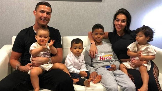 Cách dạy con đáng nể của ông bố 5 con Ronaldo: Muốn trở thành số 1 phải đổ mồ hôi, không bao giờ có thứ gì từ trên trời rơi xuống cả - Ảnh 1. Cách dạy con đáng nể của ông bố 5 con Ronaldo: Muốn trở thành số 1 phải đổ mồ hôi, không bao giờ có thứ gì từ trên trời rơi xuống cả - Ảnh 1.