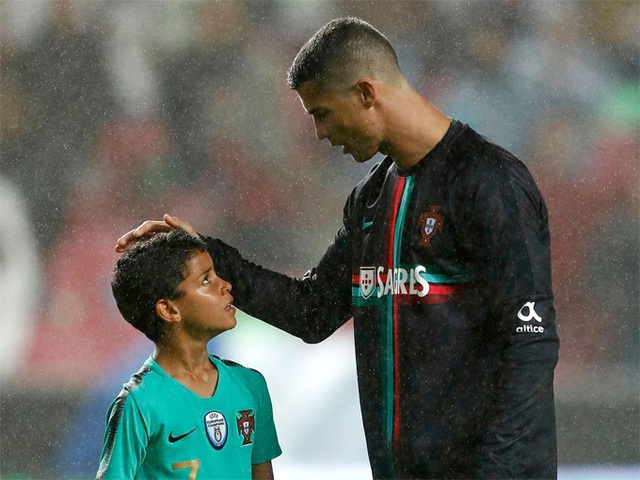 Cách dạy con đáng nể của ông bố 5 con Ronaldo: Muốn trở thành số 1 phải đổ mồ hôi, không bao giờ có thứ gì từ trên trời rơi xuống cả - Ảnh 3.