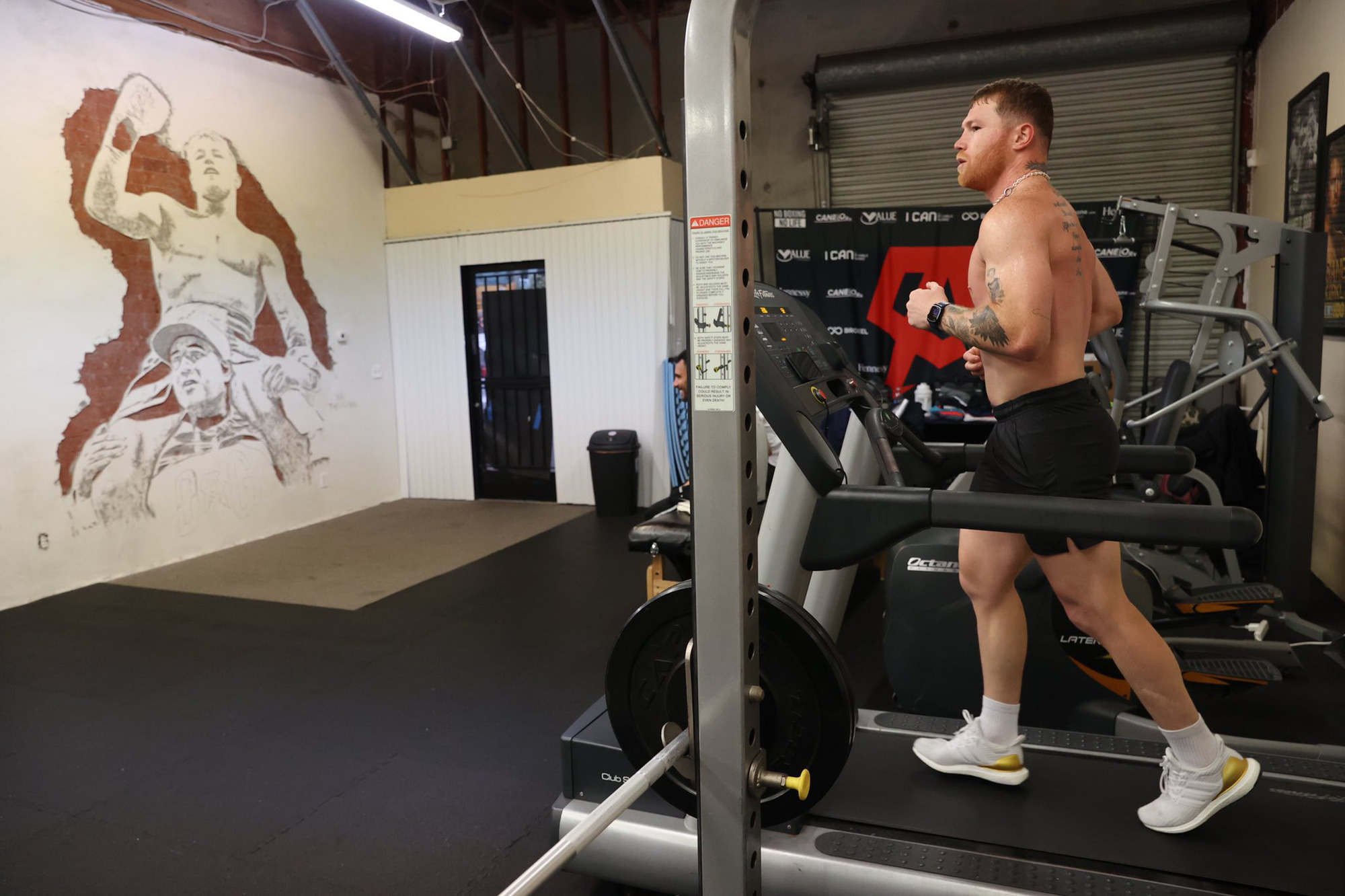 Canelo Alvarez khoe cơ thể đồ sộ trước thềm trận tranh đai hạng dưới nặng cùng Dmitry Bivol - Ảnh 3.