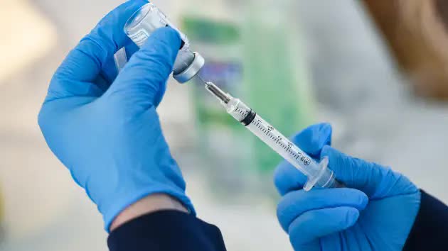 Moderna thông báo sắp có vaccine đặc hiệu tăng cường chống lại biến thể Omircon - Ảnh 1.