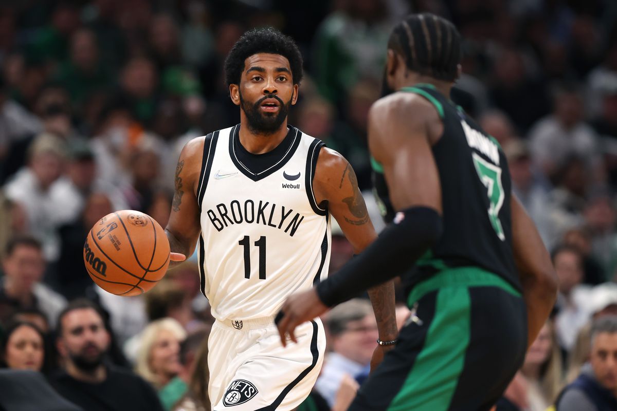 Chĩa &quot;ngón tay thối&quot; vào khán giả, Kyrie Irving mất hơn 1,1 tỷ đồng trong tài khoản - Ảnh 2.