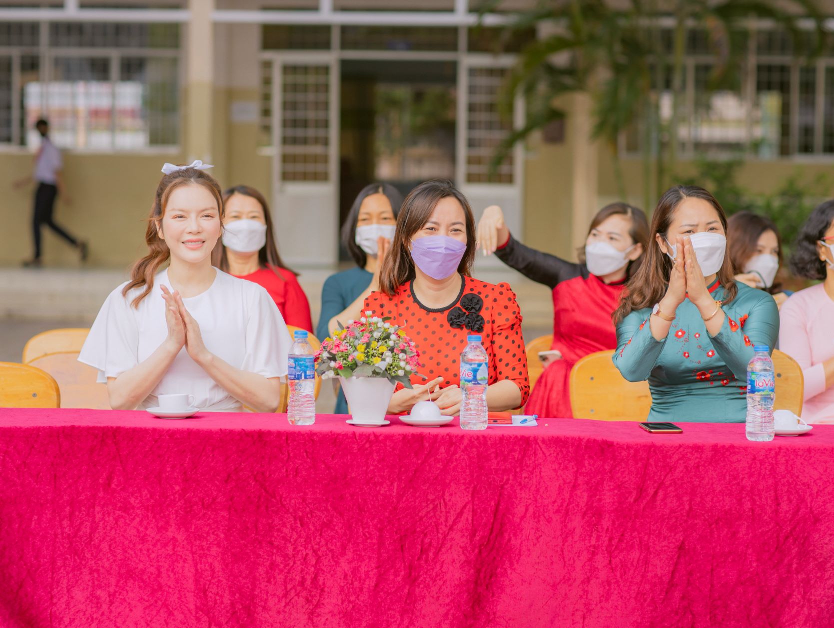 Lý Nhã Kỳ bồi hồi quay lại trường cũ, trao học bổng cho học sinh giỏi toàn diện - Ảnh 2.