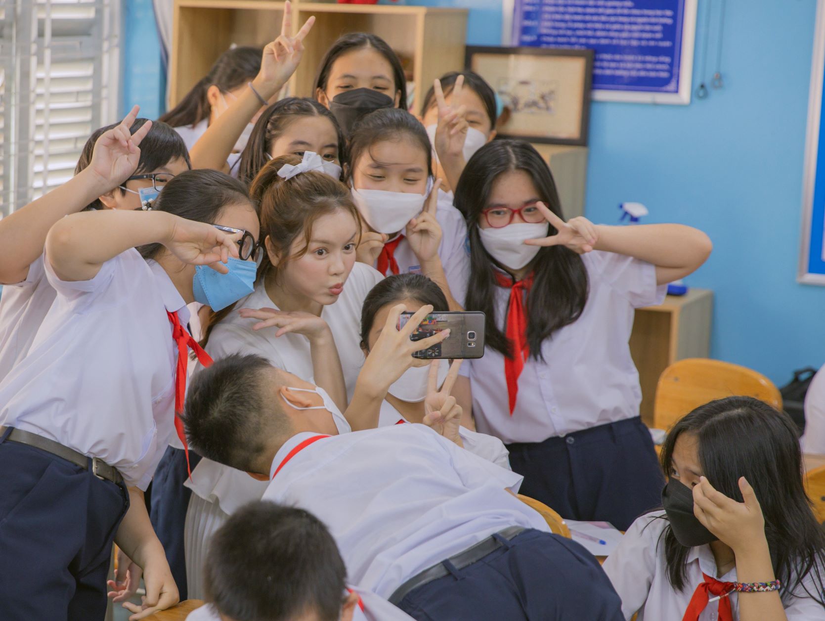 Lý Nhã Kỳ bồi hồi quay lại trường cũ, trao học bổng cho học sinh giỏi toàn diện - Ảnh 5.