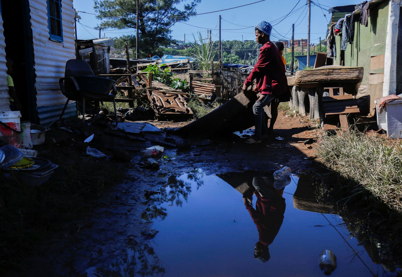 Toàn cảnh người dân Nam Phi sau trận lũ lụt lịch sử - Ảnh 5.