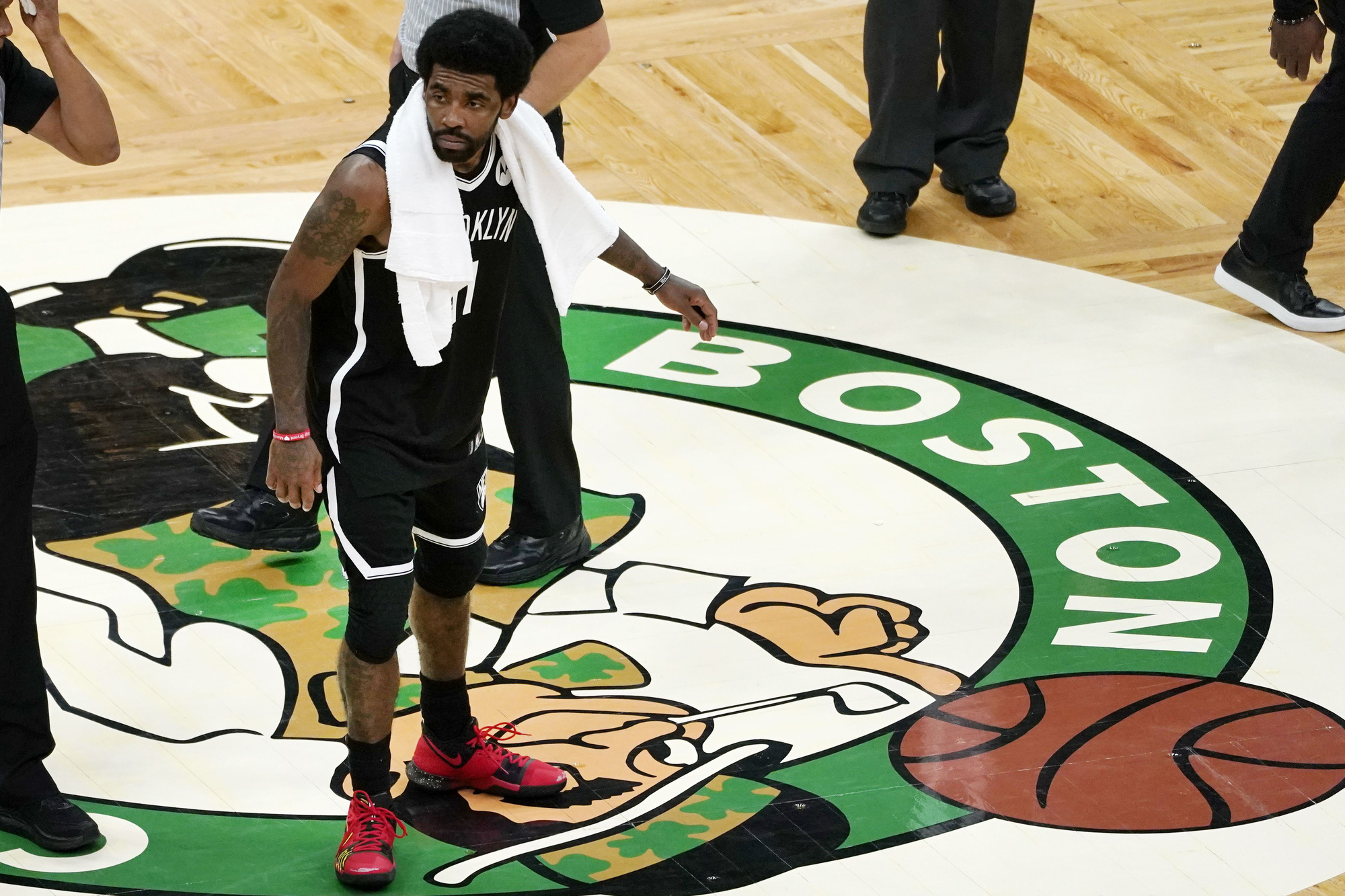 Chĩa &quot;ngón tay thối&quot; vào khán giả, Kyrie Irving mất hơn 1,1 tỷ đồng trong tài khoản - Ảnh 3.