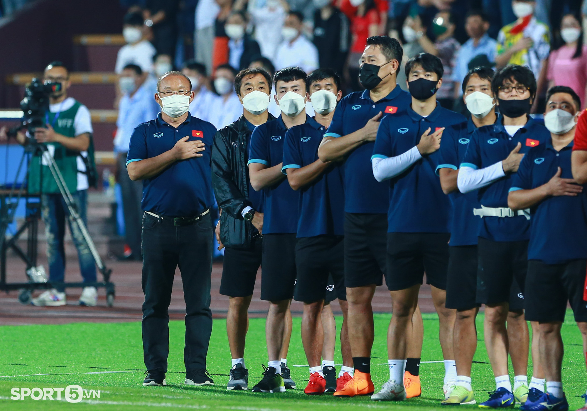 HLV Park Hang-seo cúi đầu suy tư sau khi U23 Việt Nam gỡ hoà U20 Hàn Quốc - Ảnh 2.