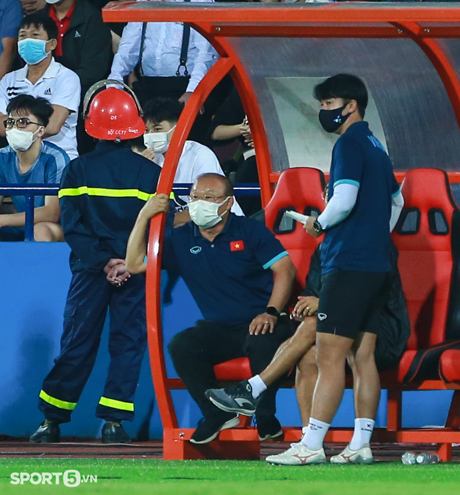 HLV Park Hang-seo cúi đầu suy tư sau khi U23 Việt Nam gỡ hoà U20 Hàn Quốc - Ảnh 9.