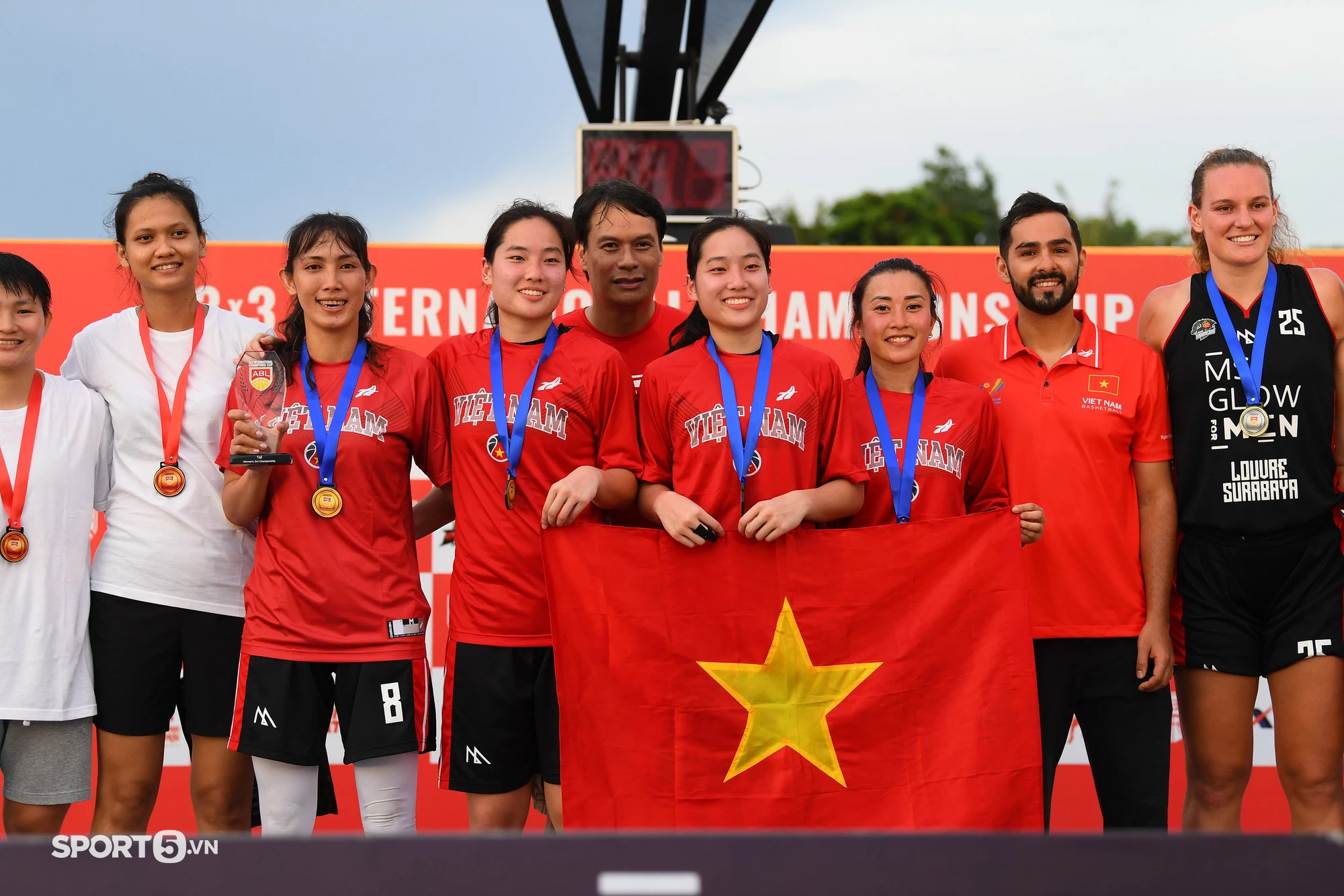 Đội trưởng Tuyển bóng rổ nữ rơi lệ trong lần đầu giành huy chương Vàng cho Việt Nam - Ảnh 2. Đội trưởng Tuyển bóng rổ nữ rơi lệ trong lần đầu giành huy chương Vàng cho Việt Nam - Ảnh 2.