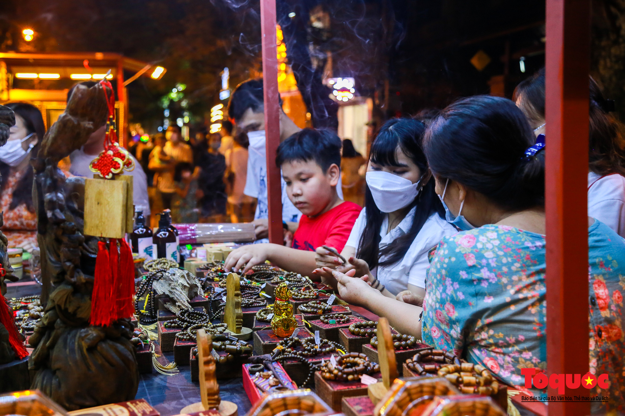 Hoàng thành Huế đông nghịt người trong đêm đầu khai trương phố đi bộ - Ảnh 6.