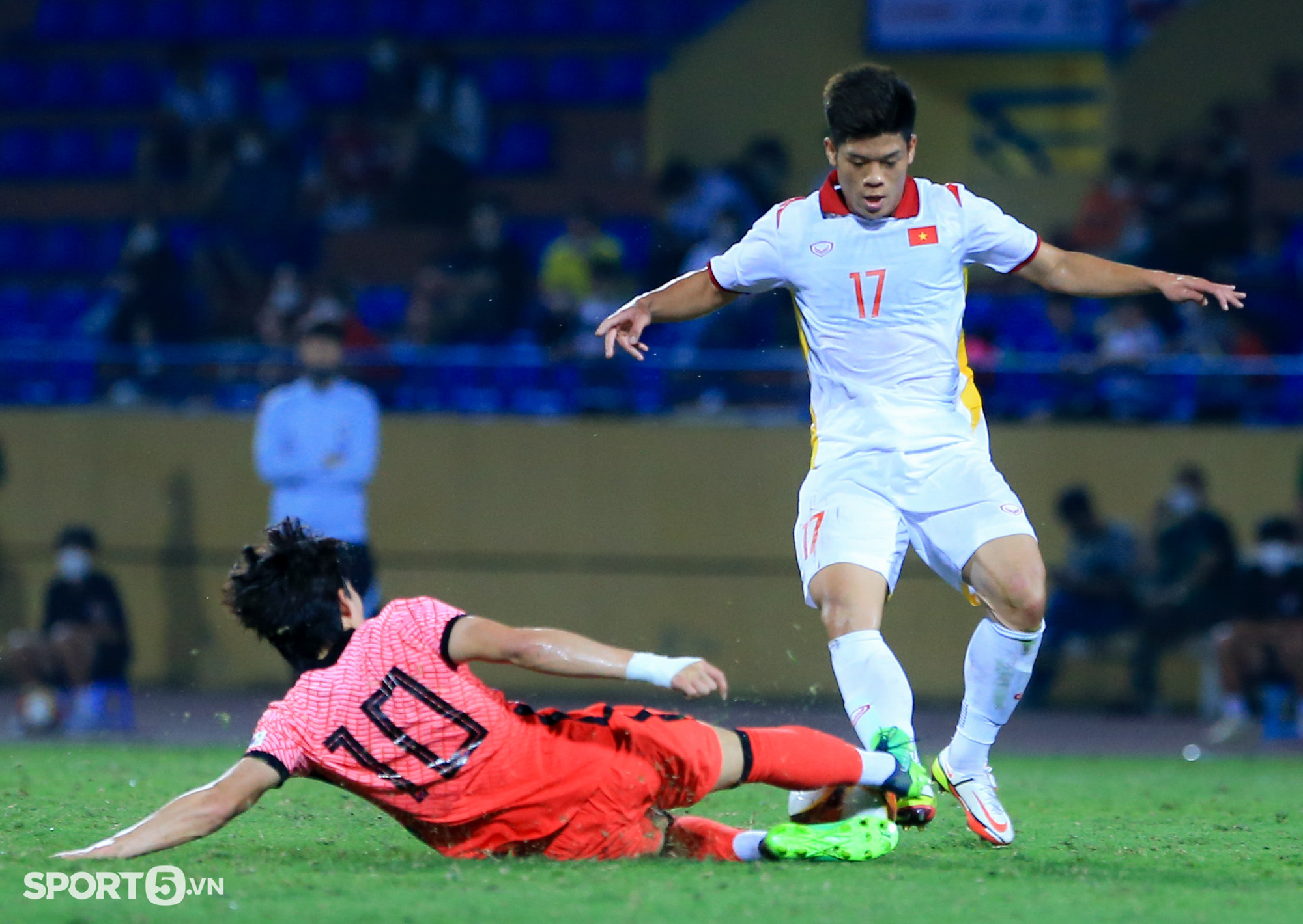 Trung vệ U23 Việt Nam chơi xấu, xô xát cực căng với tiền đạo U20 Hàn Quốc - Ảnh 6.