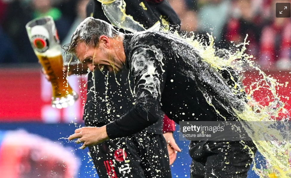 Mueller cho đồng đội cũ Schweinsteiger ướt như &quot;chuột lột&quot; trong ngày Bayern đăng quang - Ảnh 2.