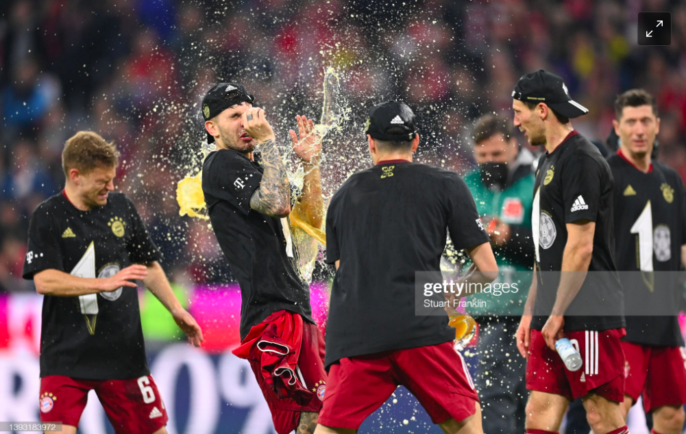 Mueller cho đồng đội cũ Schweinsteiger ướt như &quot;chuột lột&quot; trong ngày Bayern đăng quang - Ảnh 6.