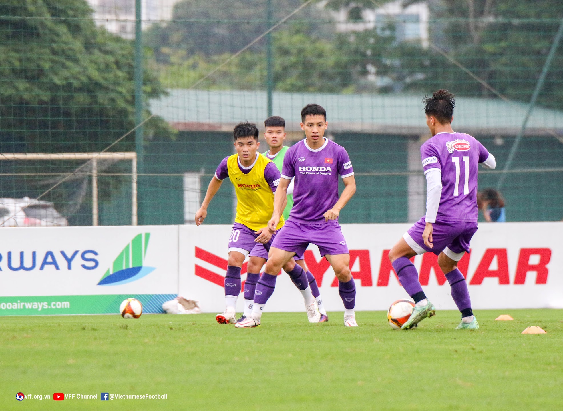 Thủ môn U23 Việt Nam &quot;méo mặt&quot; với bài tập chuẩn bị cho SEA Games 31 - Ảnh 7.