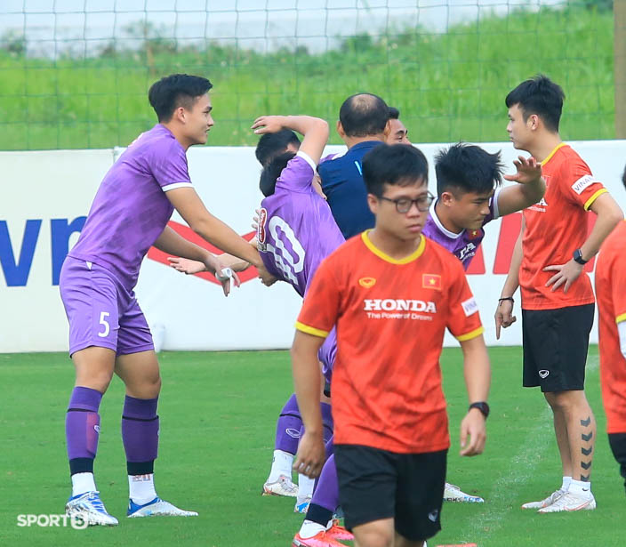 HLV Park Hang-seo túm áo Hồ Thanh Minh đi bắt tay với Bùi Hoàng Việt Anh - Ảnh 4.