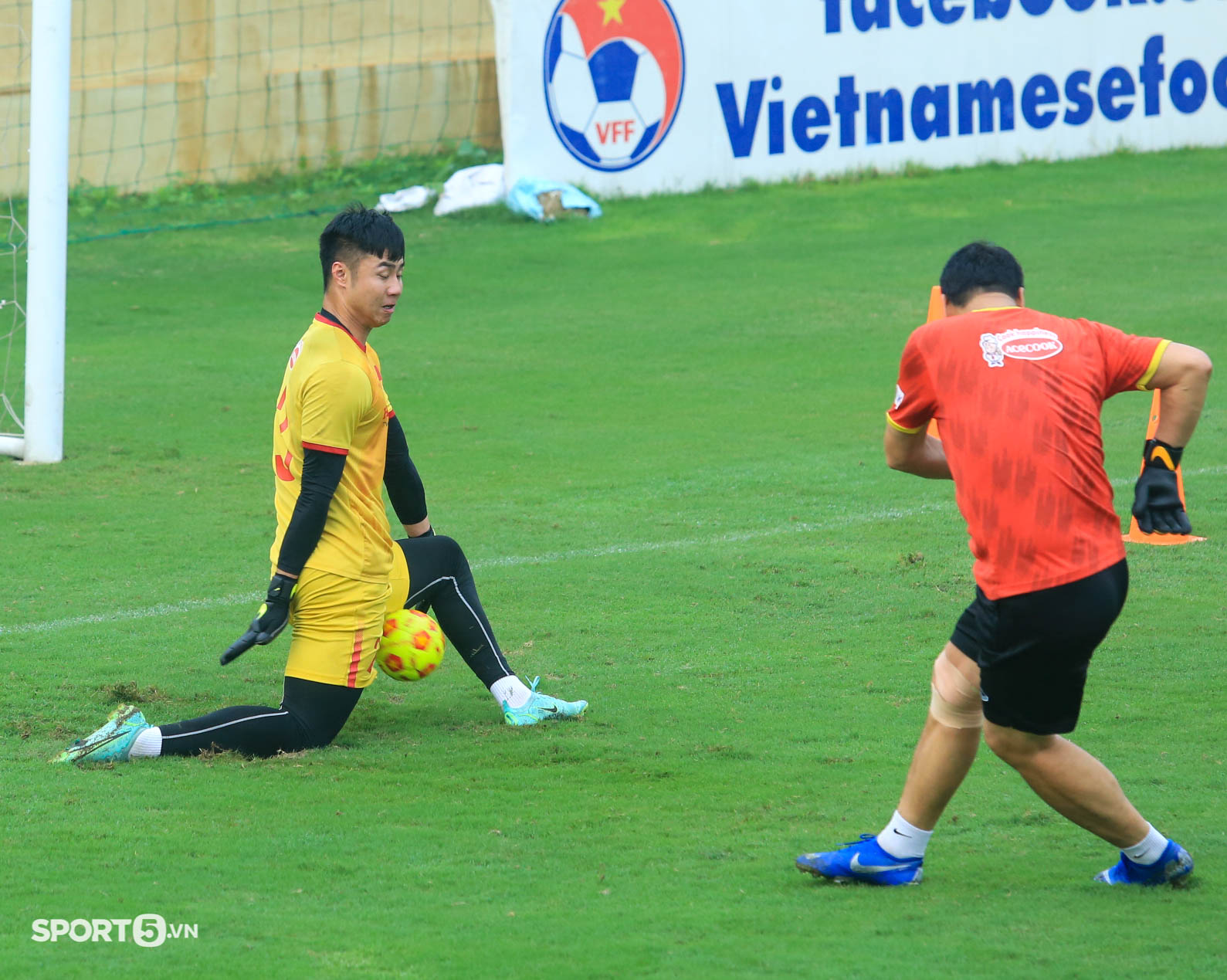 Thầy Park tách Hoàng Đức với Tiến Linh, nhóm thủ môn tập với bóng cỡ nhỏ  - Ảnh 4.