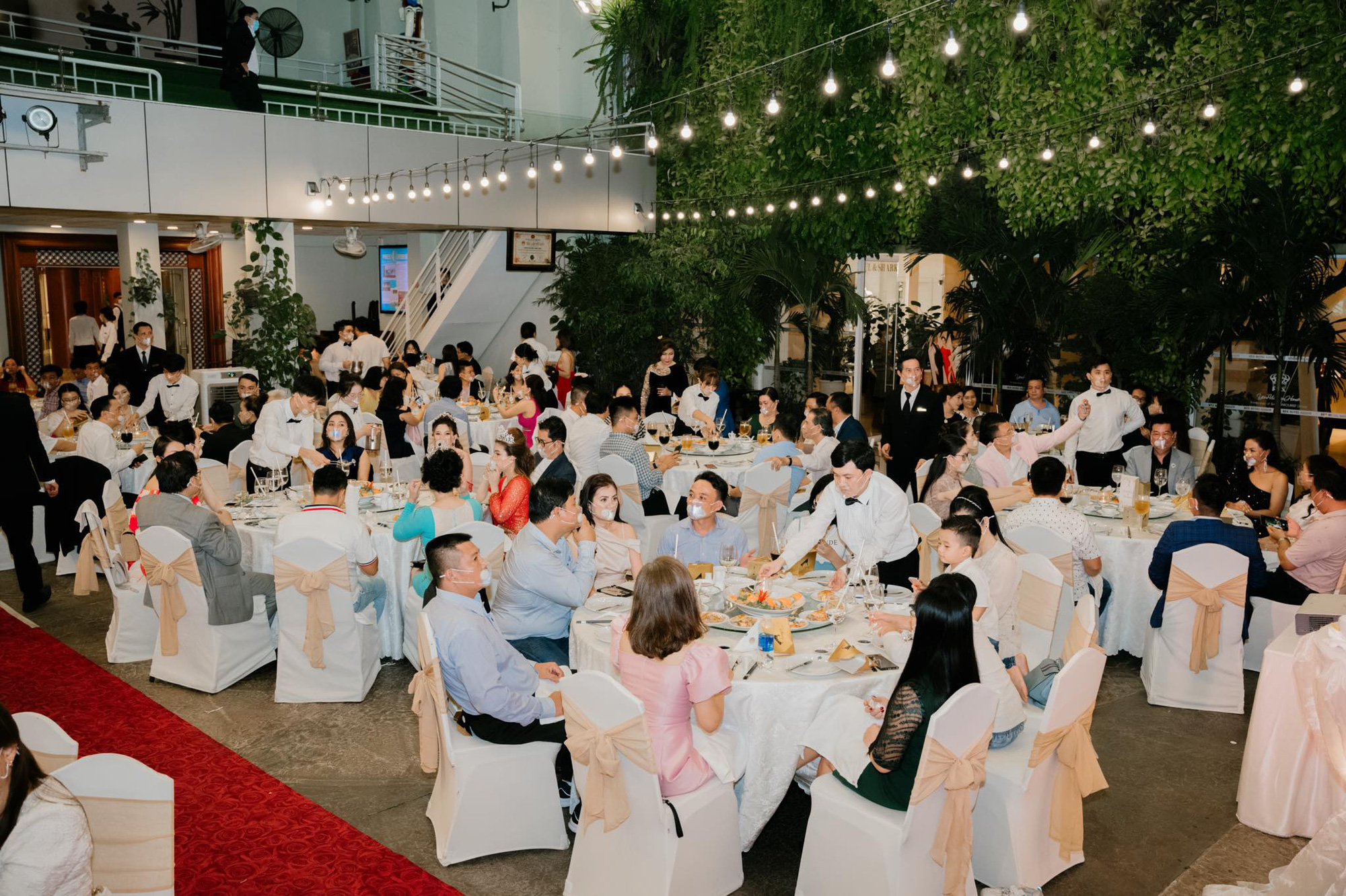 Đám cưới độc đáo của nàng hậu Võ Thu Sương - Ảnh 2.