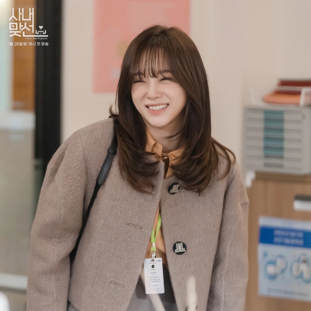 Kim Se Jeong &quot;xinh xỉu&quot; đứng bên bạn diễn mới, nhan sắc thăng hạng hậu Hẹn hò chốn công sở nhờ 1 sự thay đổi - Ảnh 2.