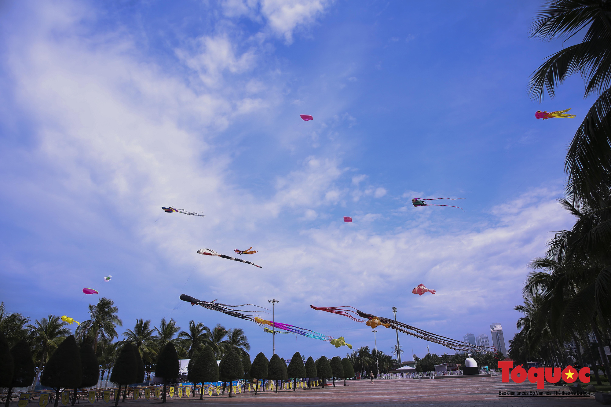 Bãi biển Đà Nẵng rực rỡ sắc màu với các hoạt động đặc sắc, mới lạ - Ảnh 1.