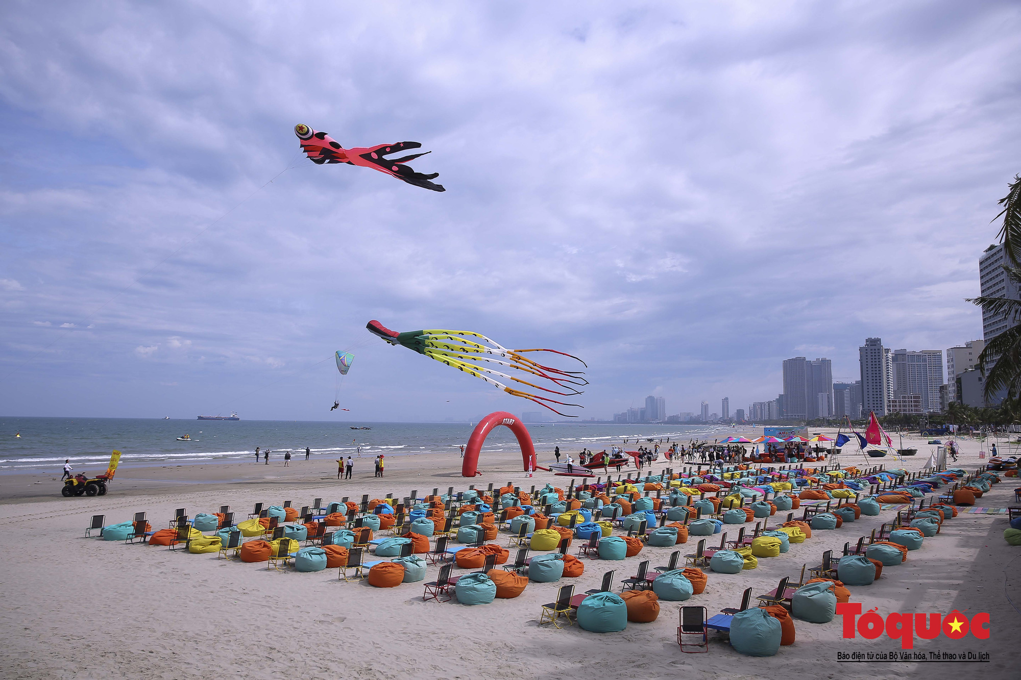 Bãi biển Đà Nẵng rực rỡ sắc màu với các hoạt động đặc sắc, mới lạ - Ảnh 11.