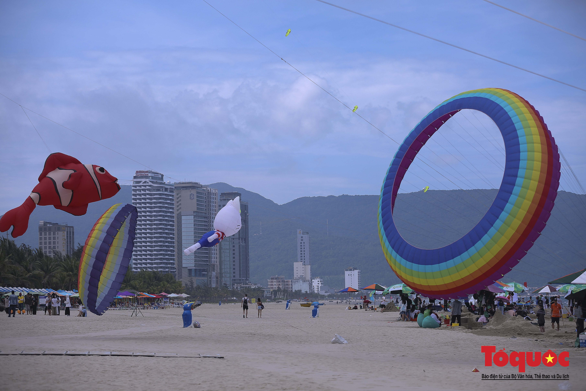 Bãi biển Đà Nẵng rực rỡ sắc màu với các hoạt động đặc sắc, mới lạ - Ảnh 7.