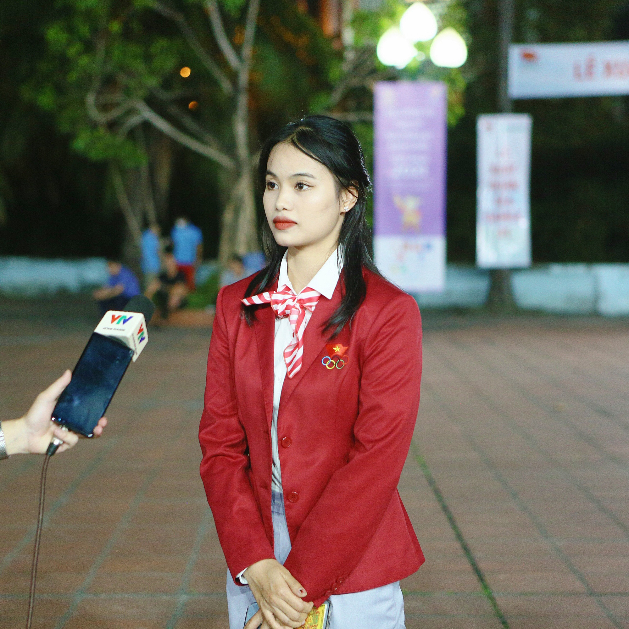 Cung thủ Đỗ Thị Ánh Nguyệt xuất hiện với nhan sắc xinh đẹp tại lễ xuất quân dự SEA Games 31 - Ảnh 2.