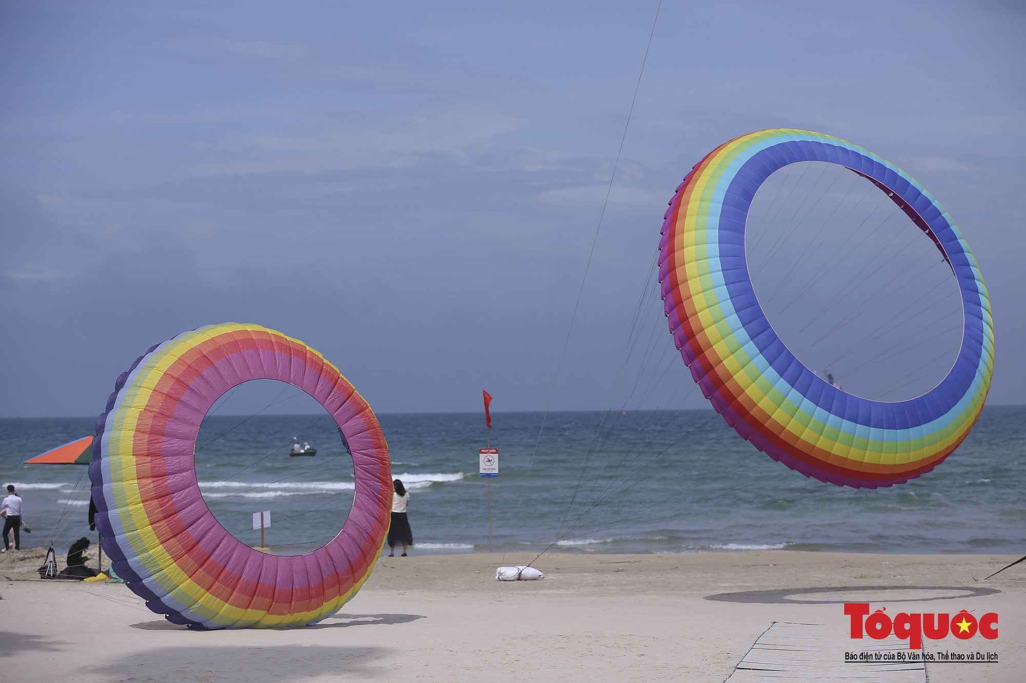 Bãi biển Đà Nẵng rực rỡ sắc màu với các hoạt động đặc sắc, mới lạ - Ảnh 8.