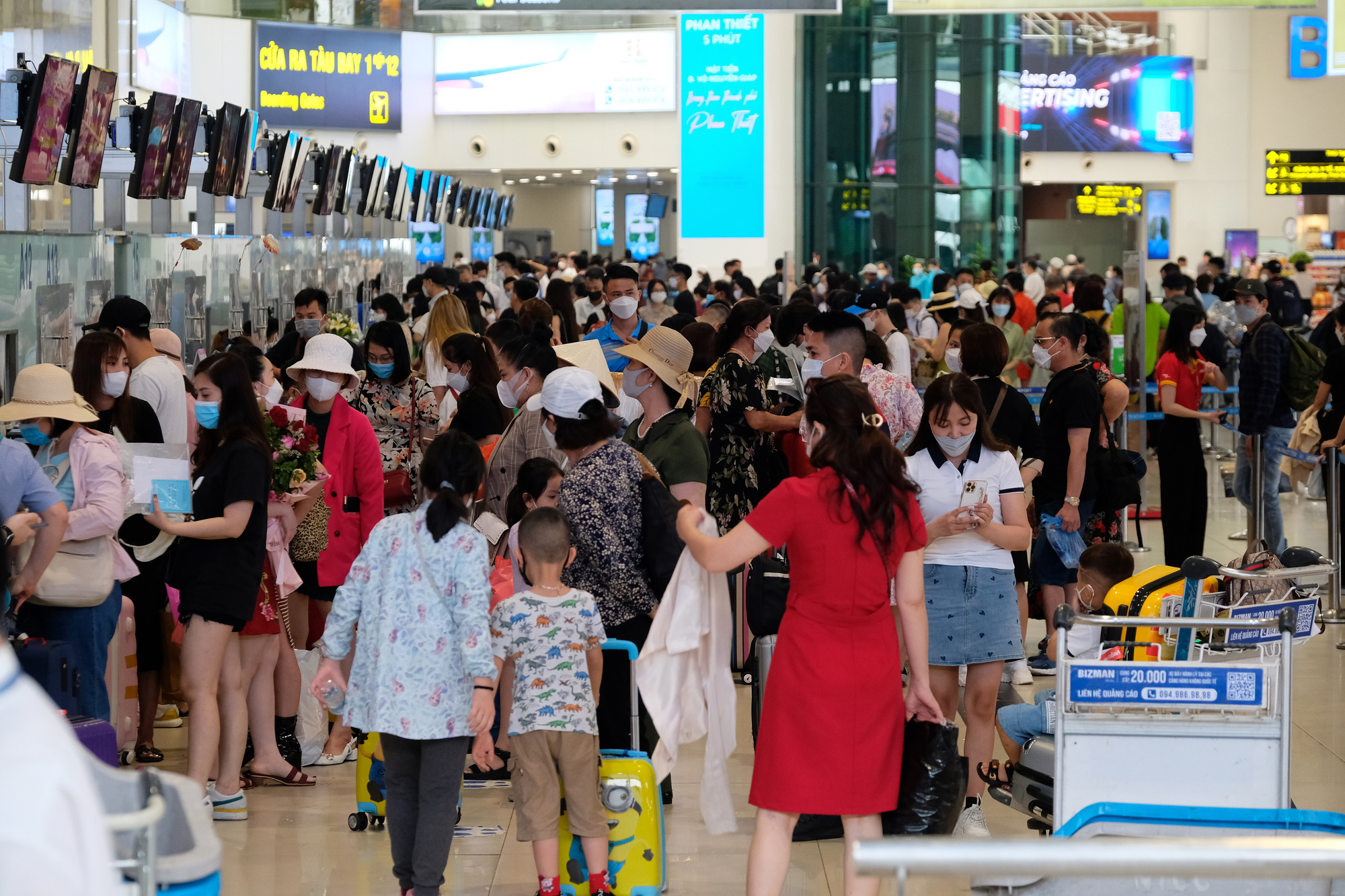Sân bay Nội Bài đông đúc trước ngày nghỉ lễ, người người nhà nhà đi lu lịch sau tròn 1 năm làn sóng dịch lần thứ 4 - Ảnh 3.