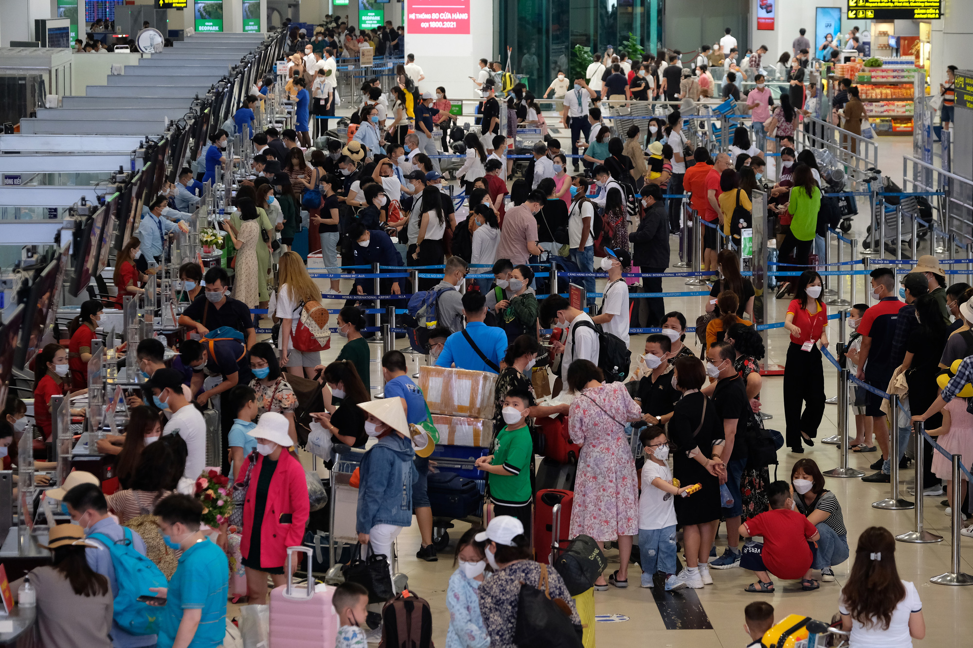 Sân bay Nội Bài đông đúc trước ngày nghỉ lễ, người người nhà nhà đi lu lịch sau tròn 1 năm làn sóng dịch lần thứ 4 - Ảnh 2.