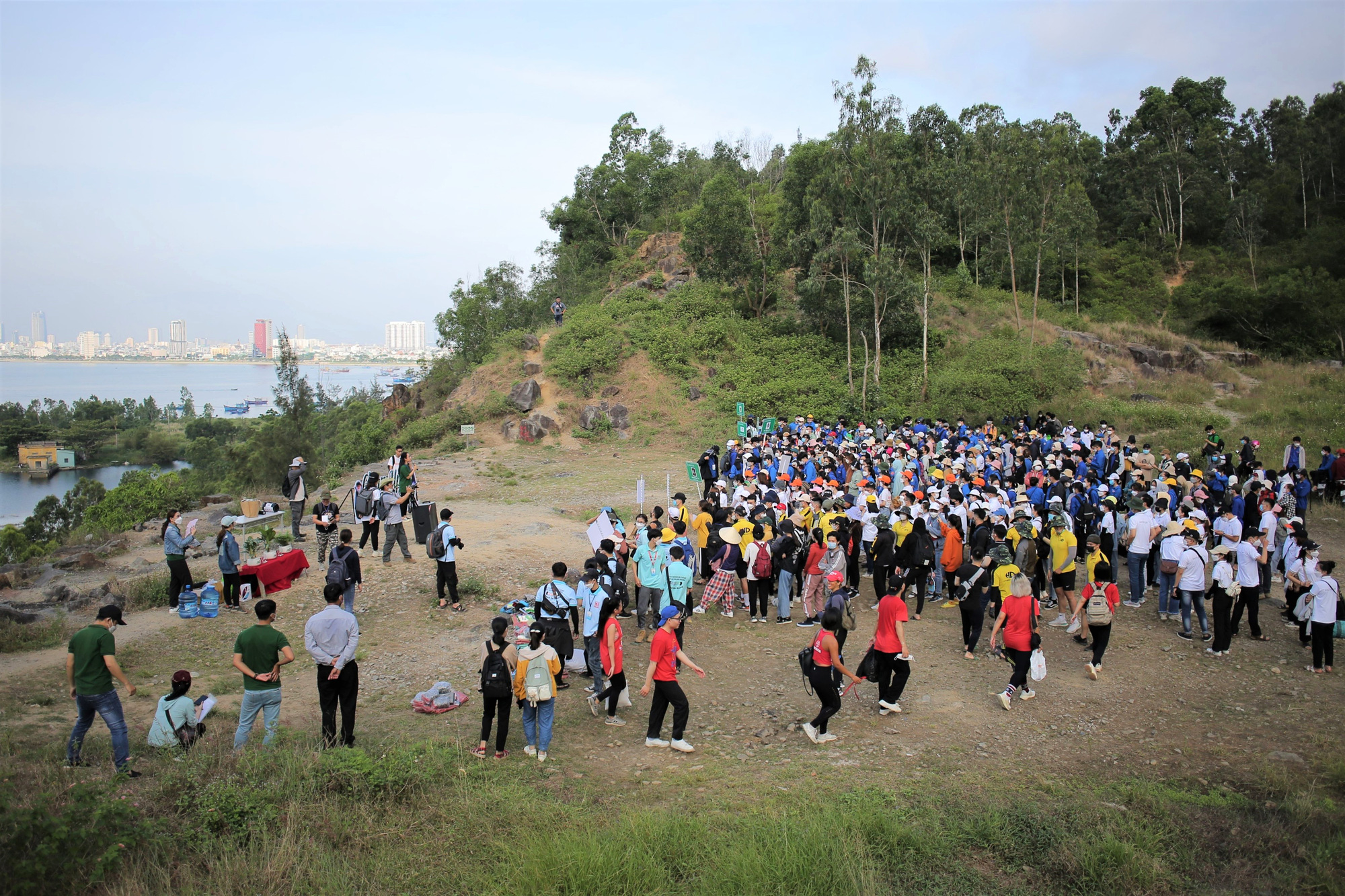 600 người ở Đà Nẵng tham gia nhặt rác làm đẹp bán đảo Sơn Trà - Ảnh 1.