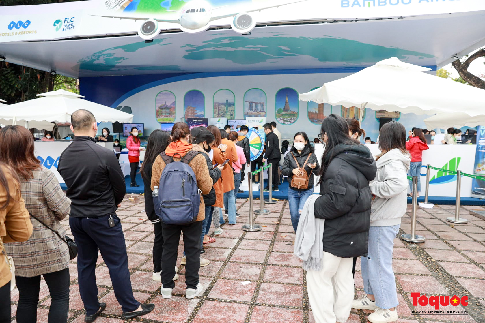 Hà Nội: Người dân thủ đô hào hứng săn vé giá rẻ tại hội chợ Du lịch quốc tế Việt Nam 2022 - Ảnh 8.