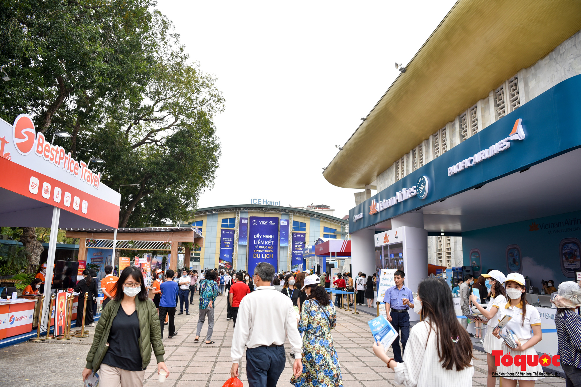 Hà Nội: Người dân thủ đô hào hứng săn vé giá rẻ tại hội chợ Du lịch quốc tế Việt Nam 2022 - Ảnh 1.