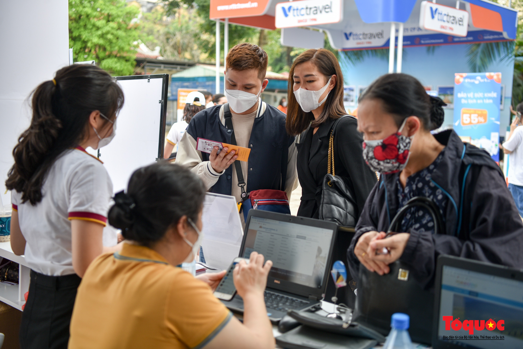 Hà Nội: Người dân thủ đô hào hứng săn vé giá rẻ tại hội chợ Du lịch quốc tế Việt Nam 2022 - Ảnh 4.