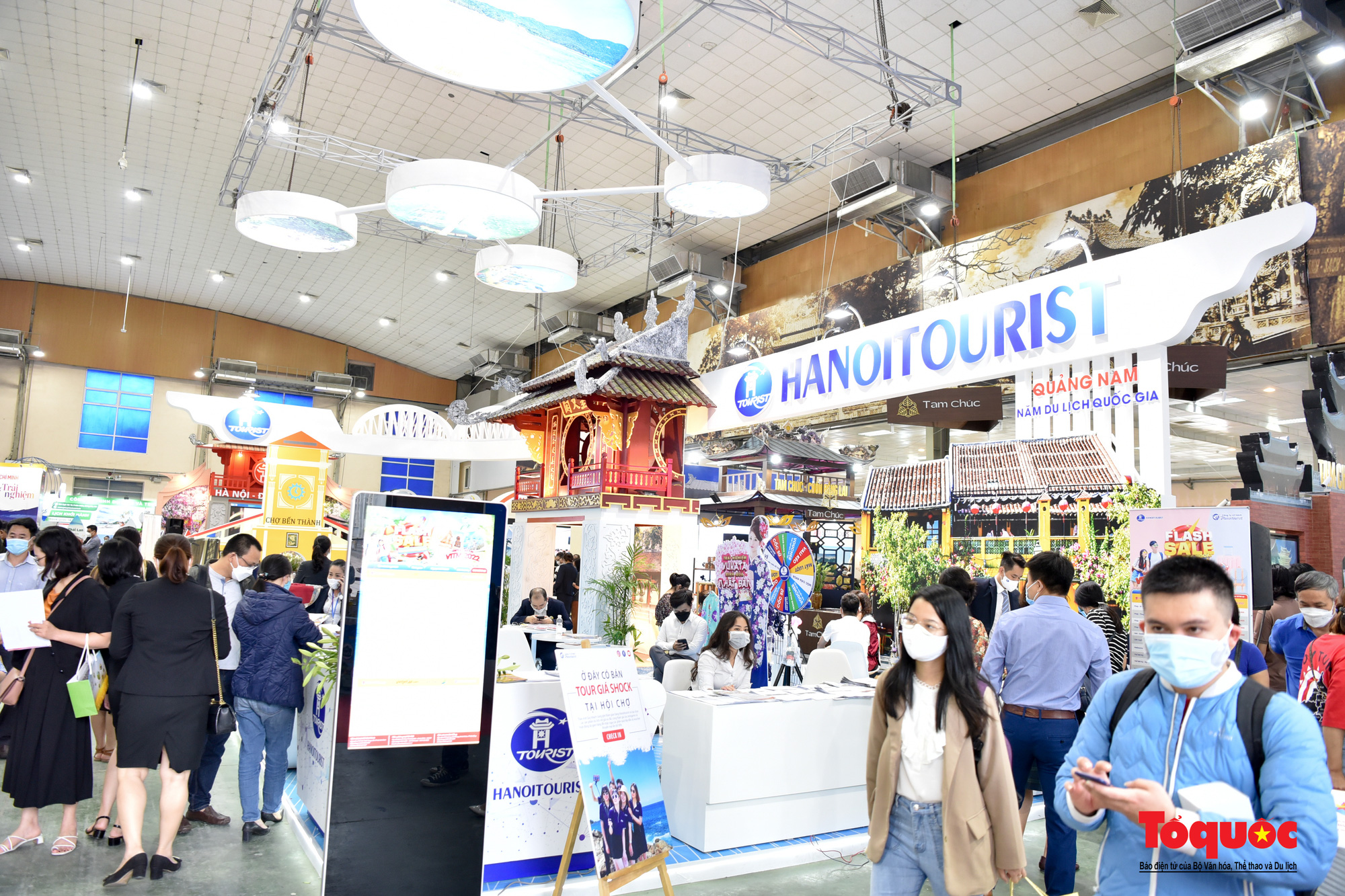 Hà Nội: Người dân thủ đô hào hứng săn vé giá rẻ tại hội chợ Du lịch quốc tế Việt Nam 2022 - Ảnh 14.