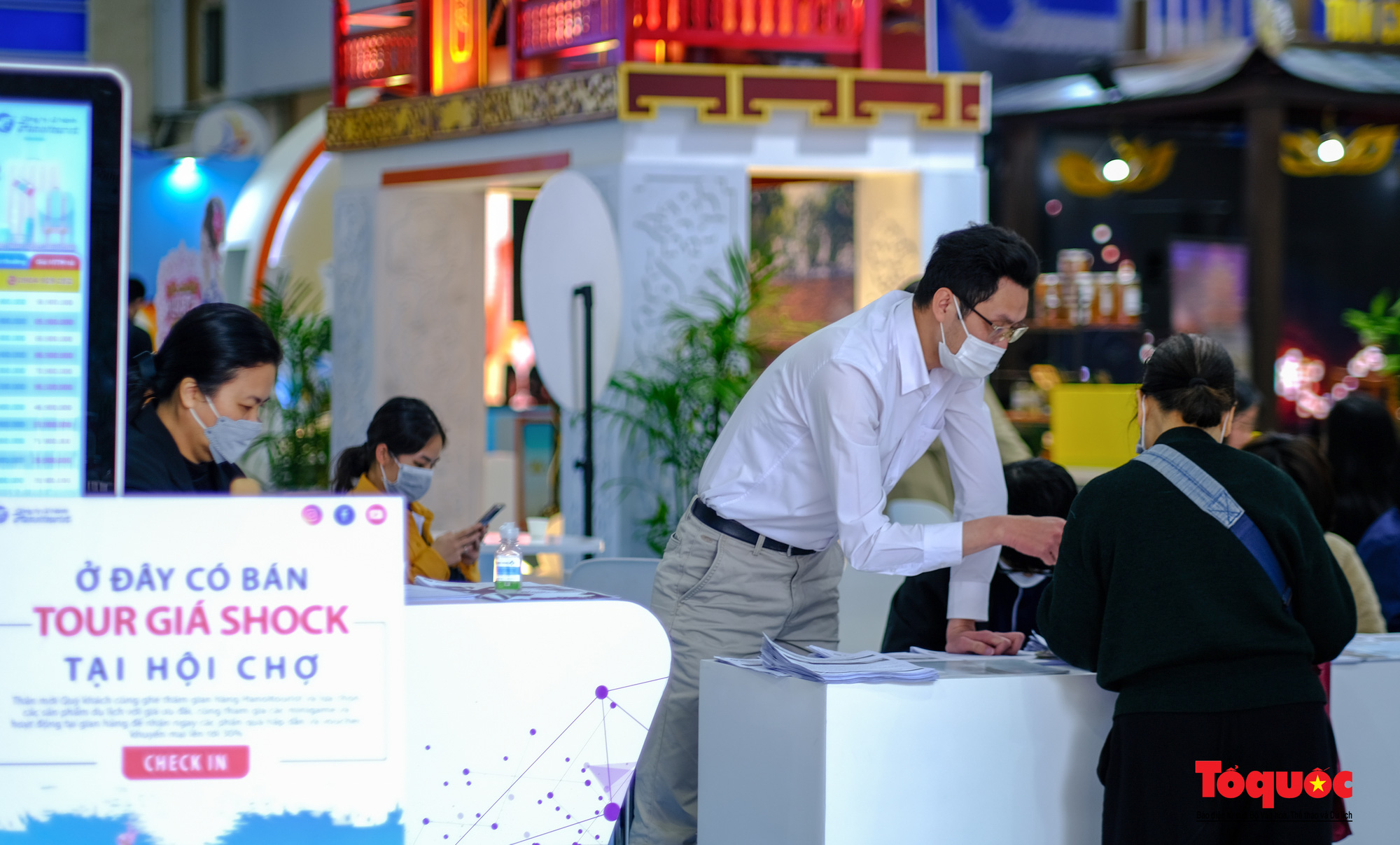Hà Nội: Người dân thủ đô hào hứng săn vé giá rẻ tại hội chợ Du lịch quốc tế Việt Nam 2022 - Ảnh 13.