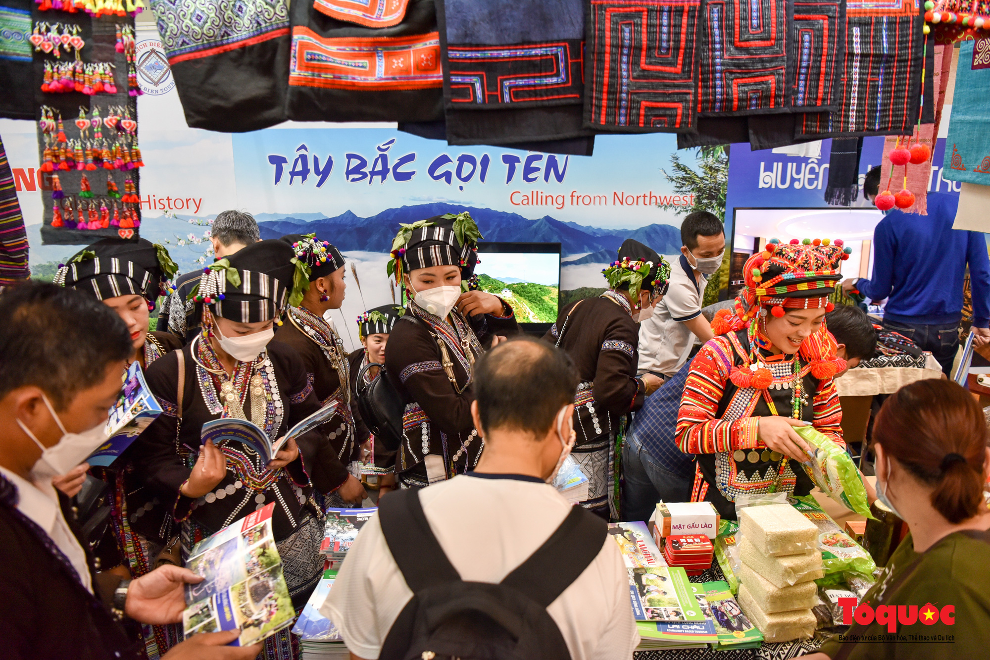 Hà Nội: Người dân thủ đô hào hứng săn vé giá rẻ tại hội chợ Du lịch quốc tế Việt Nam 2022 - Ảnh 18.
