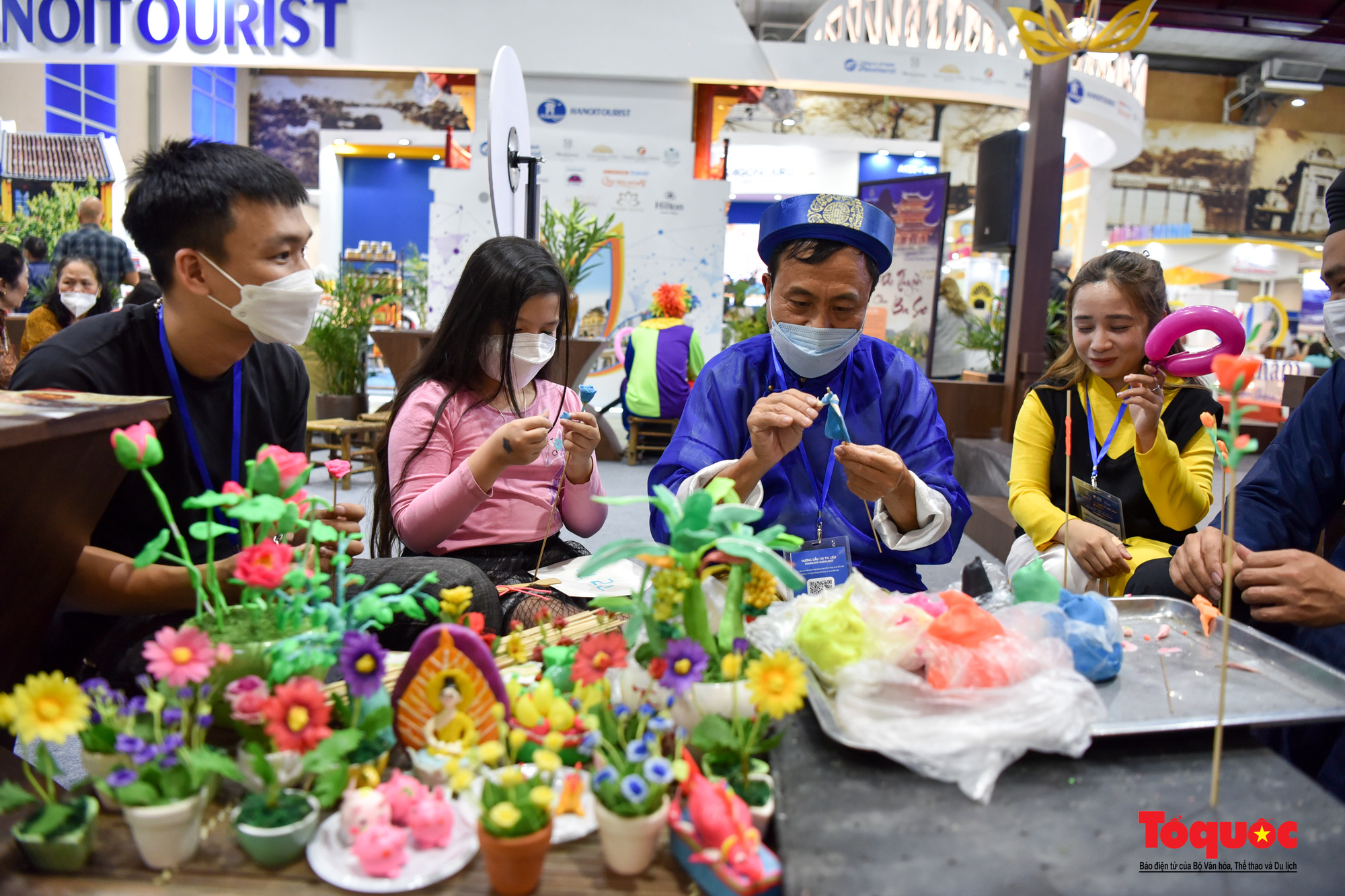 Hà Nội: Người dân thủ đô hào hứng săn vé giá rẻ tại hội chợ Du lịch quốc tế Việt Nam 2022 - Ảnh 17.