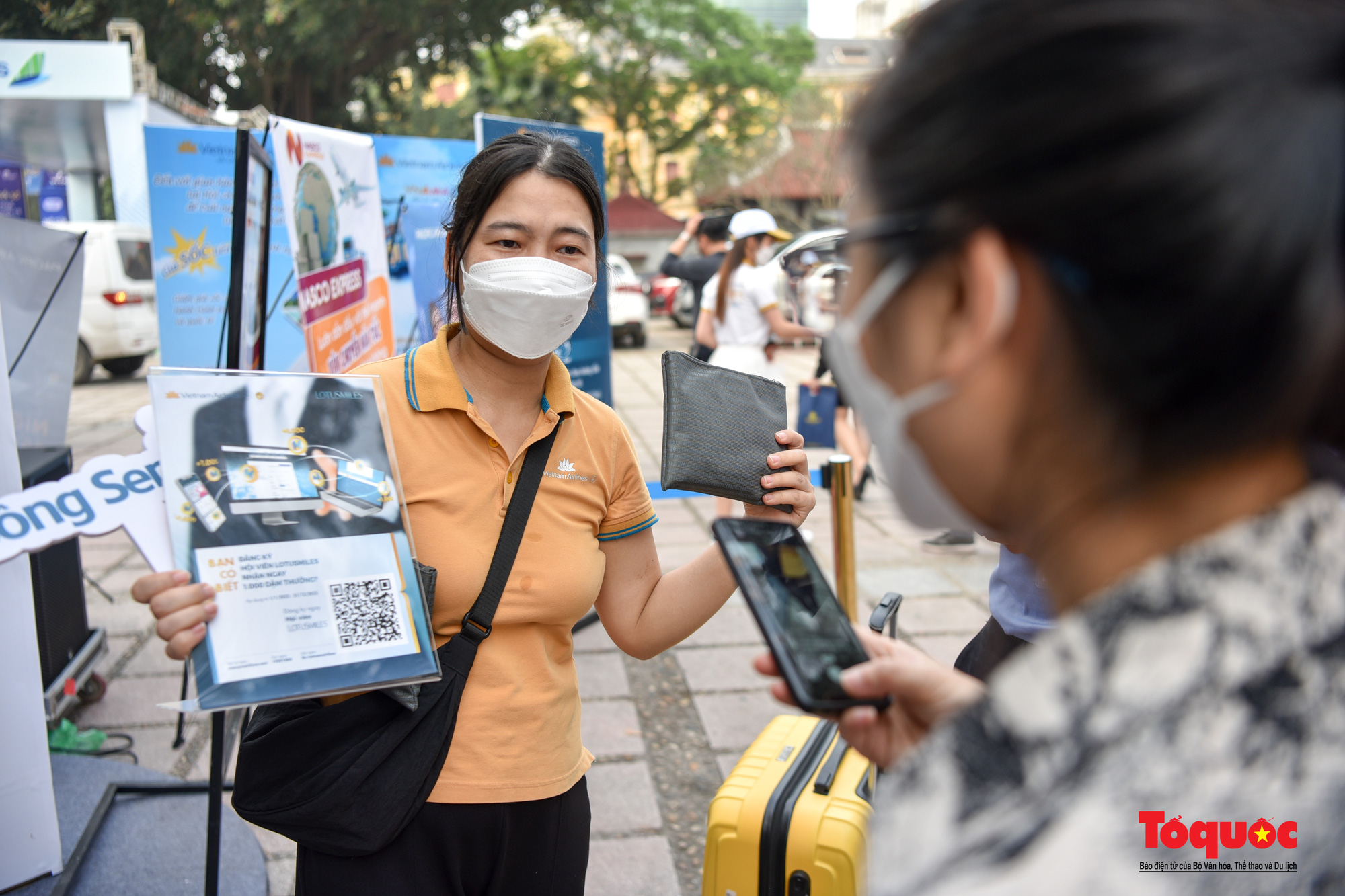 Hà Nội: Người dân thủ đô hào hứng săn vé giá rẻ tại hội chợ Du lịch quốc tế Việt Nam 2022 - Ảnh 7.