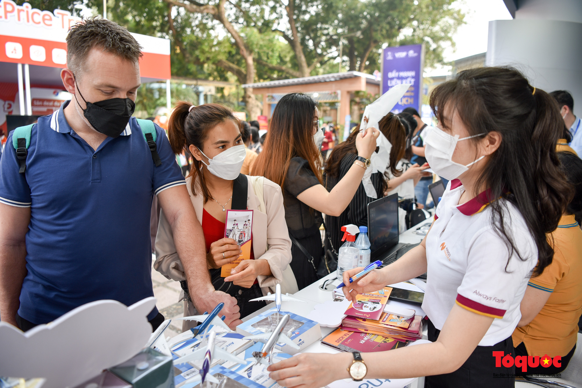 Hà Nội: Người dân thủ đô hào hứng săn vé giá rẻ tại hội chợ Du lịch quốc tế Việt Nam 2022 - Ảnh 3.