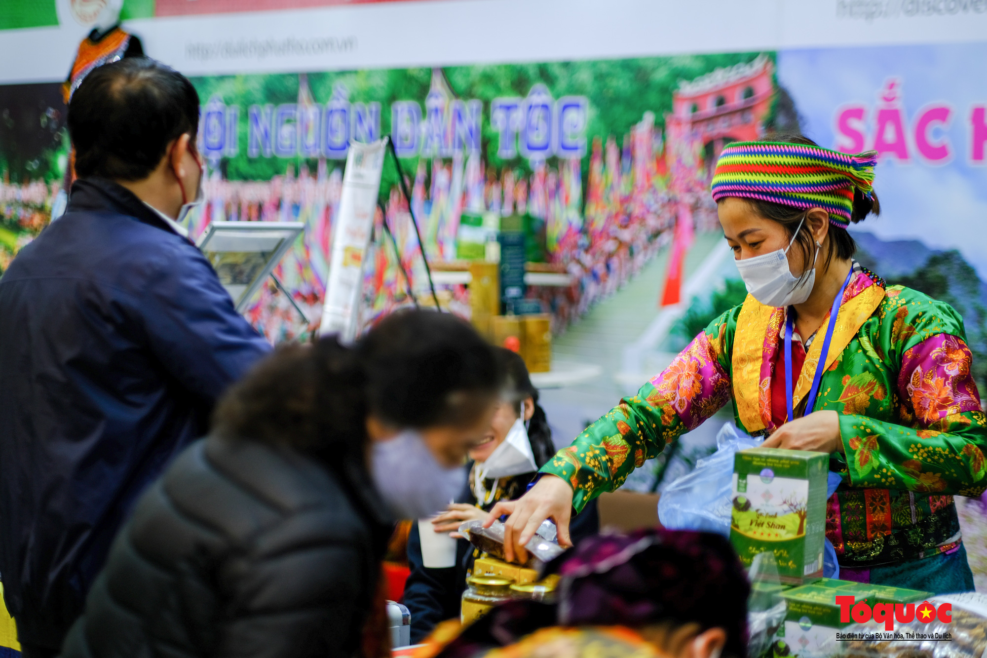 Hà Nội: Người dân thủ đô hào hứng săn vé giá rẻ tại hội chợ Du lịch quốc tế Việt Nam 2022 - Ảnh 19.