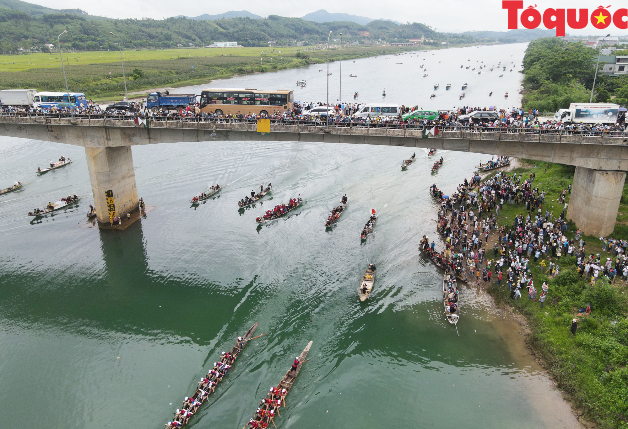 Du khách thập phương hào hứng với lễ hội đua thuyền truyền thống trên sông Son - Ảnh 3.
