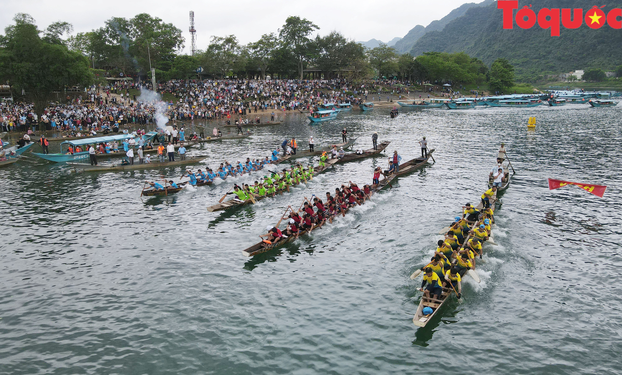 Du khách thập phương hào hứng với lễ hội đua thuyền truyền thống trên sông Son - Ảnh 1.