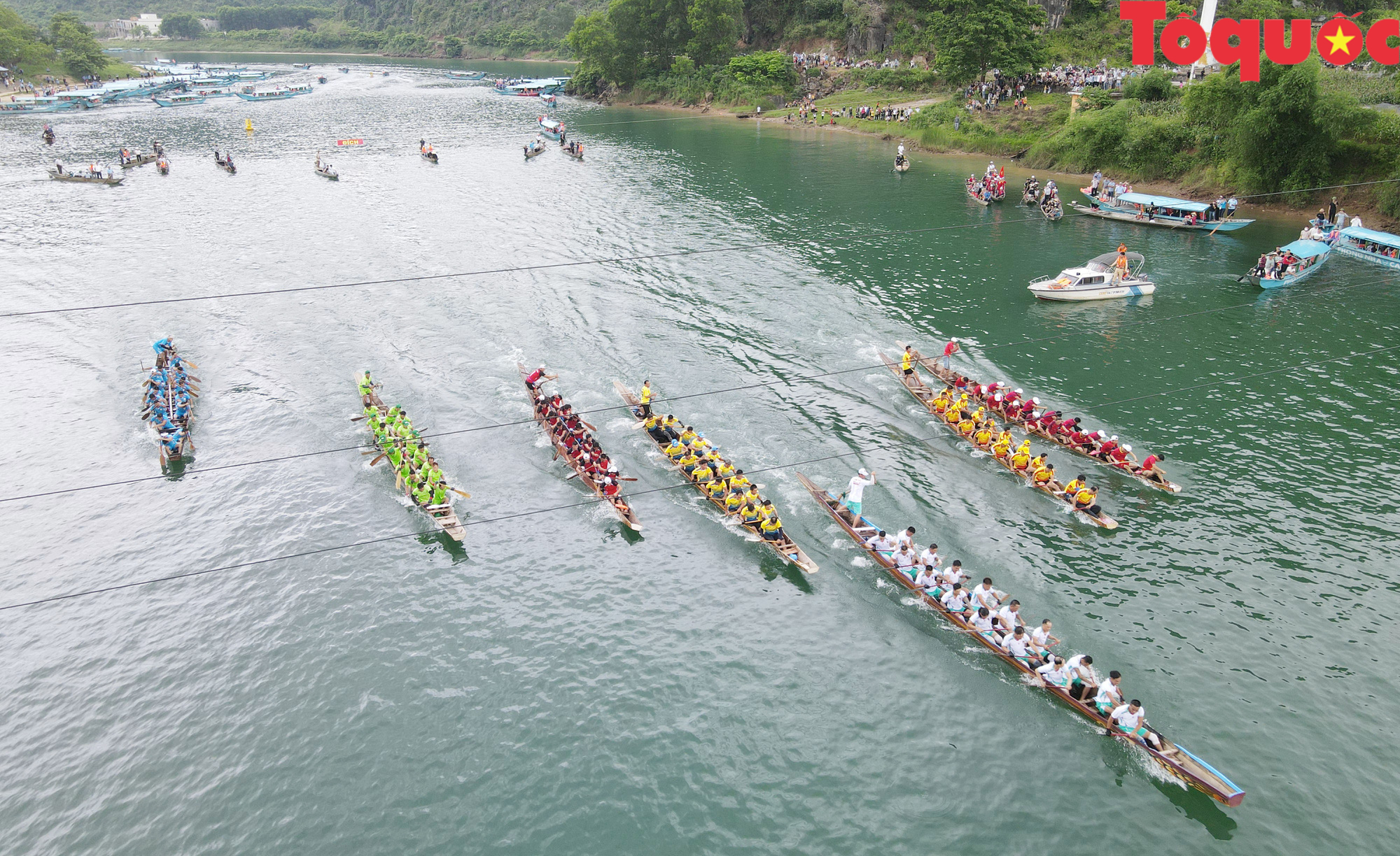 Du khách thập phương hào hứng với lễ hội đua thuyền truyền thống trên sông Son - Ảnh 2.