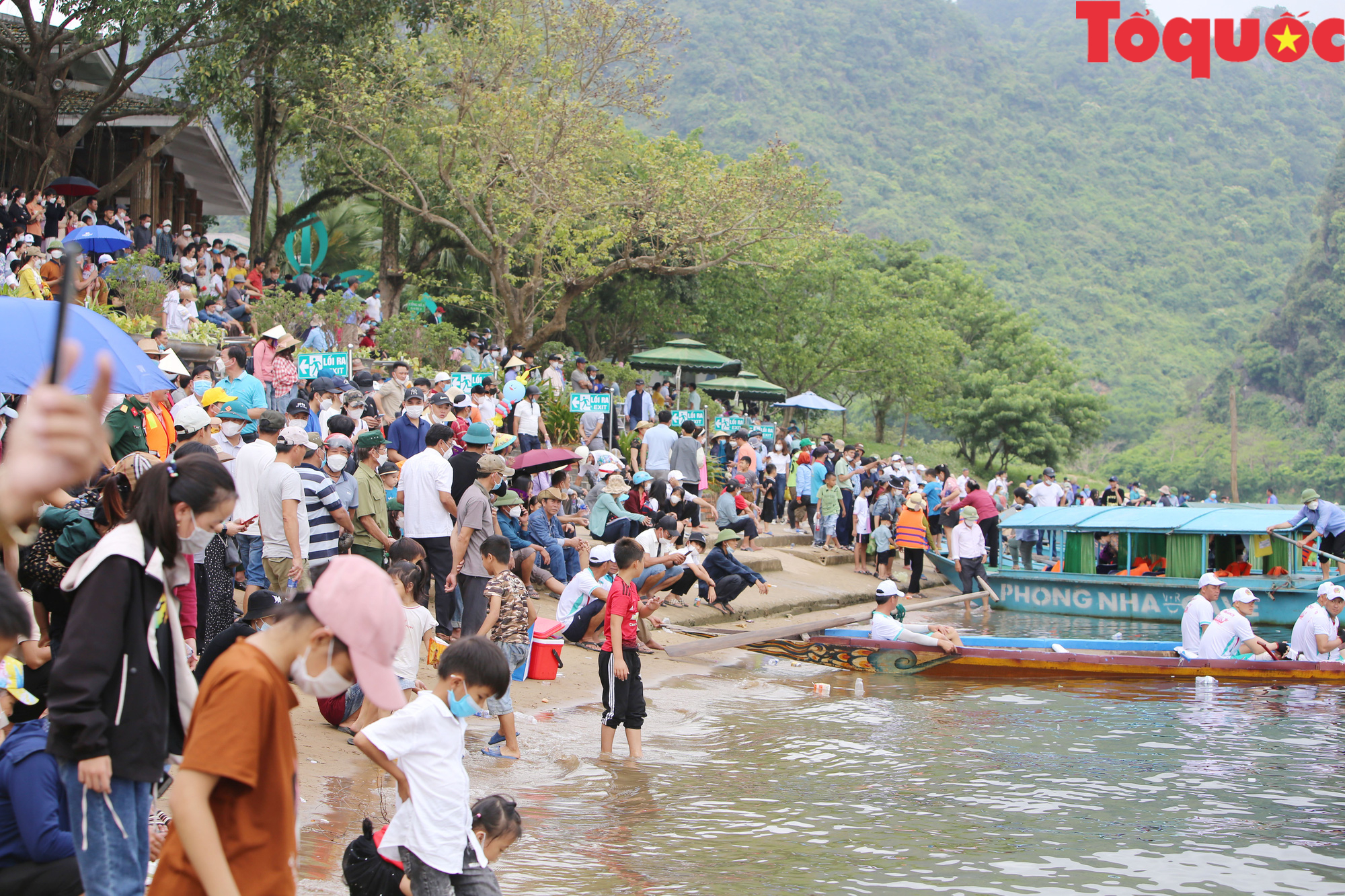 Du khách thập phương hào hứng với lễ hội đua thuyền truyền thống trên sông Son - Ảnh 4.