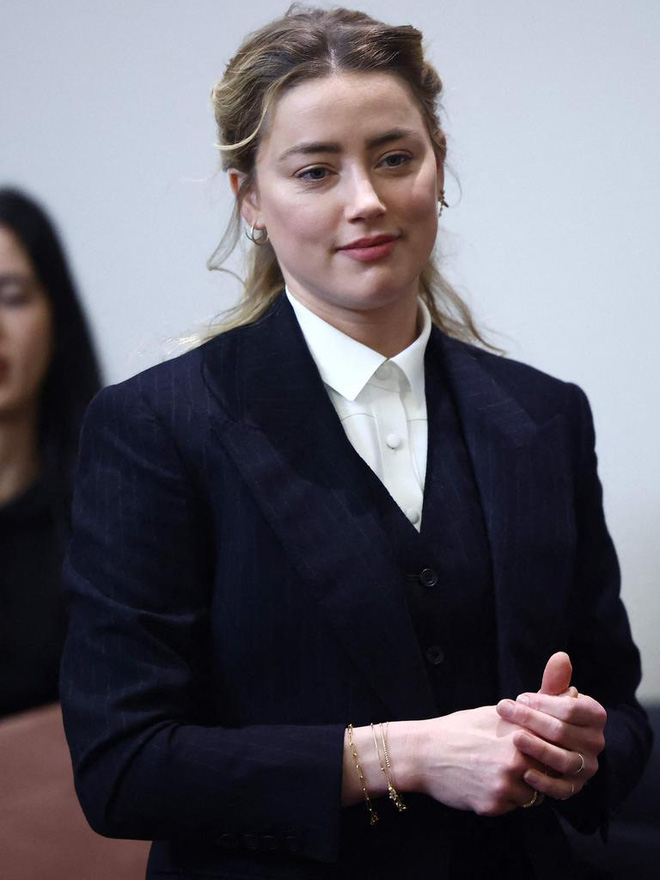 Amber Heard trên tòa: Trung thành với đồ đen, tóc tai rất điệu còn makeup thì luôn theo tông suy nhược nhất có thể - Ảnh 1.
