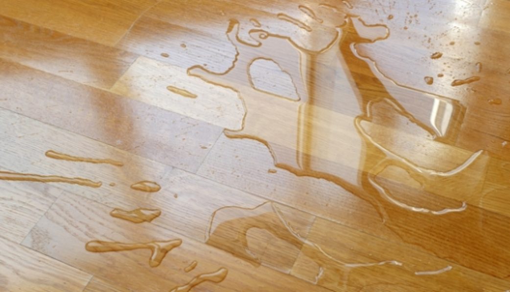 Sàn gỗ công nghiệp được quảng cáo chịu nước, chịu ẩm tốt: Thực sự có được như lời đồn? - Ảnh 2.